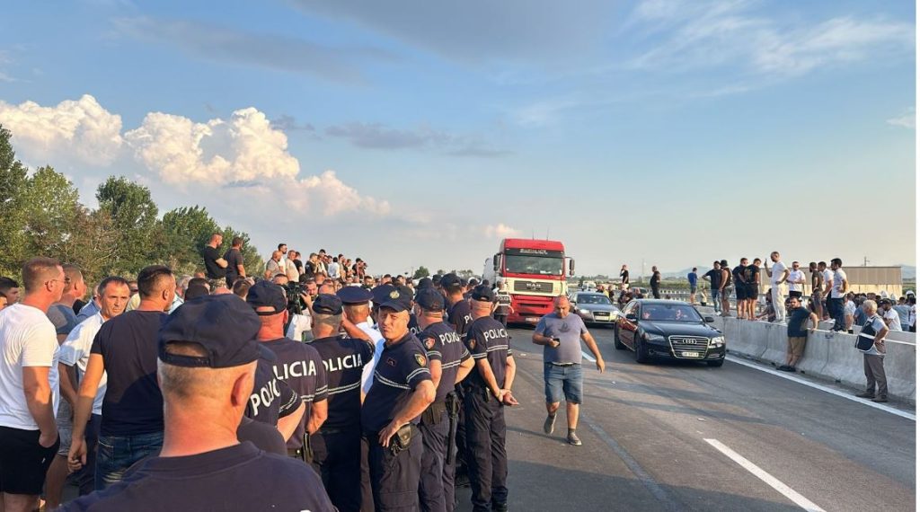 Protesta per aksin Thumane-Kashar, dakortesi me banoret: Do te kene hyrje dhe dalje